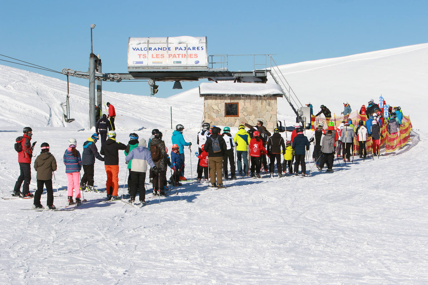 La estación invernal Valgrande-Pajares ha completado su aforo —reducido a 1.200 usuarios por la pandemia de coronavirus— por segundo día consecutivo. 
