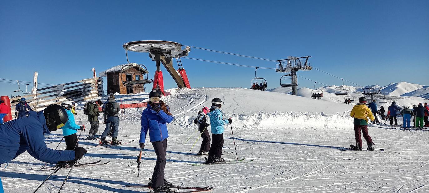 La estación invernal Valgrande-Pajares ha completado su aforo —reducido a 1.200 usuarios por la pandemia de coronavirus— por segundo día consecutivo. 