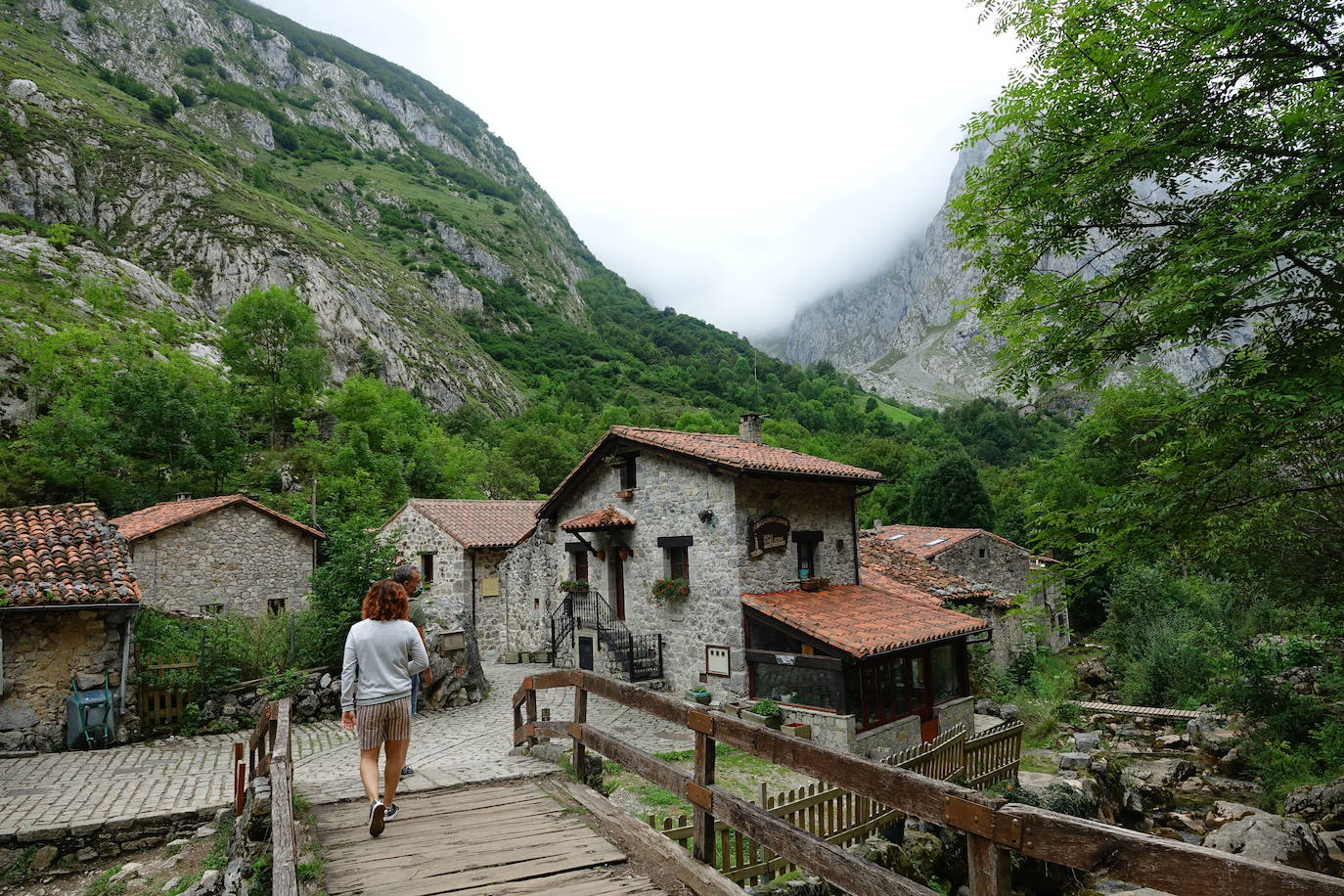 España puede presumir de tener numerosos hermosos rincones, empezando por sus pueblos. La Asociación 'Los pueblos más bonitos de España' ha sumado recientemente once nuevos municipios a su ranking, dando como resultado este listado de las localidades más bellas del país, entre las que hay varias asturianas. | En la imagen, Bulnes (Cabrales, Asturias). 