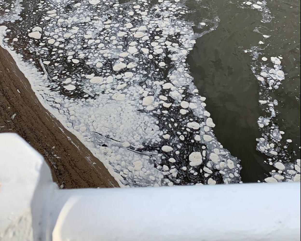 Espuma desembocando en San Lorenzo pasadas las 9 de la mañana. 