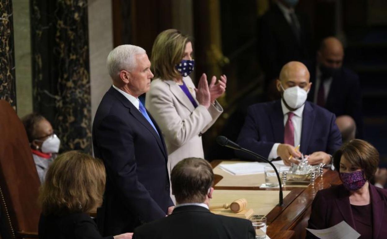 La presidenta de la Cámara de Representantes, Nancy Pelosi, junto al vicepresidente de EE UU y presidente del Senado Mike Pence. 