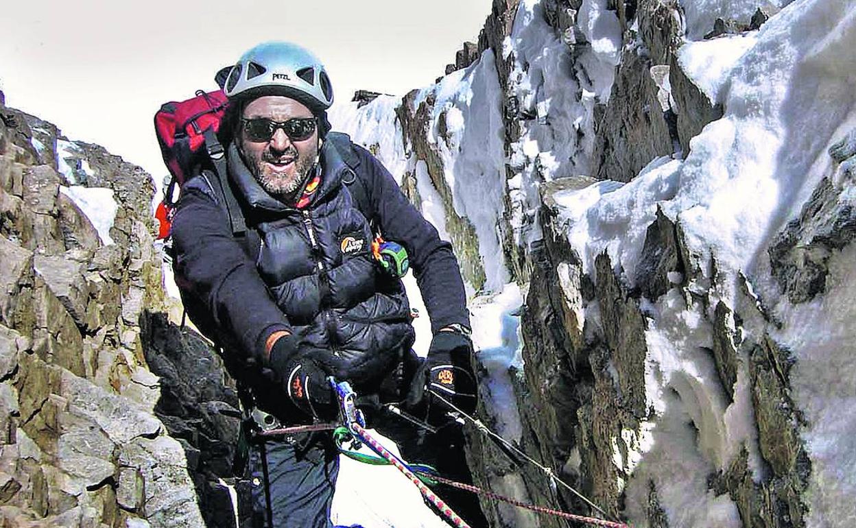 Juanito Oiarzabal en una 'chimenea' durante su expedición al K-2 en 2004.