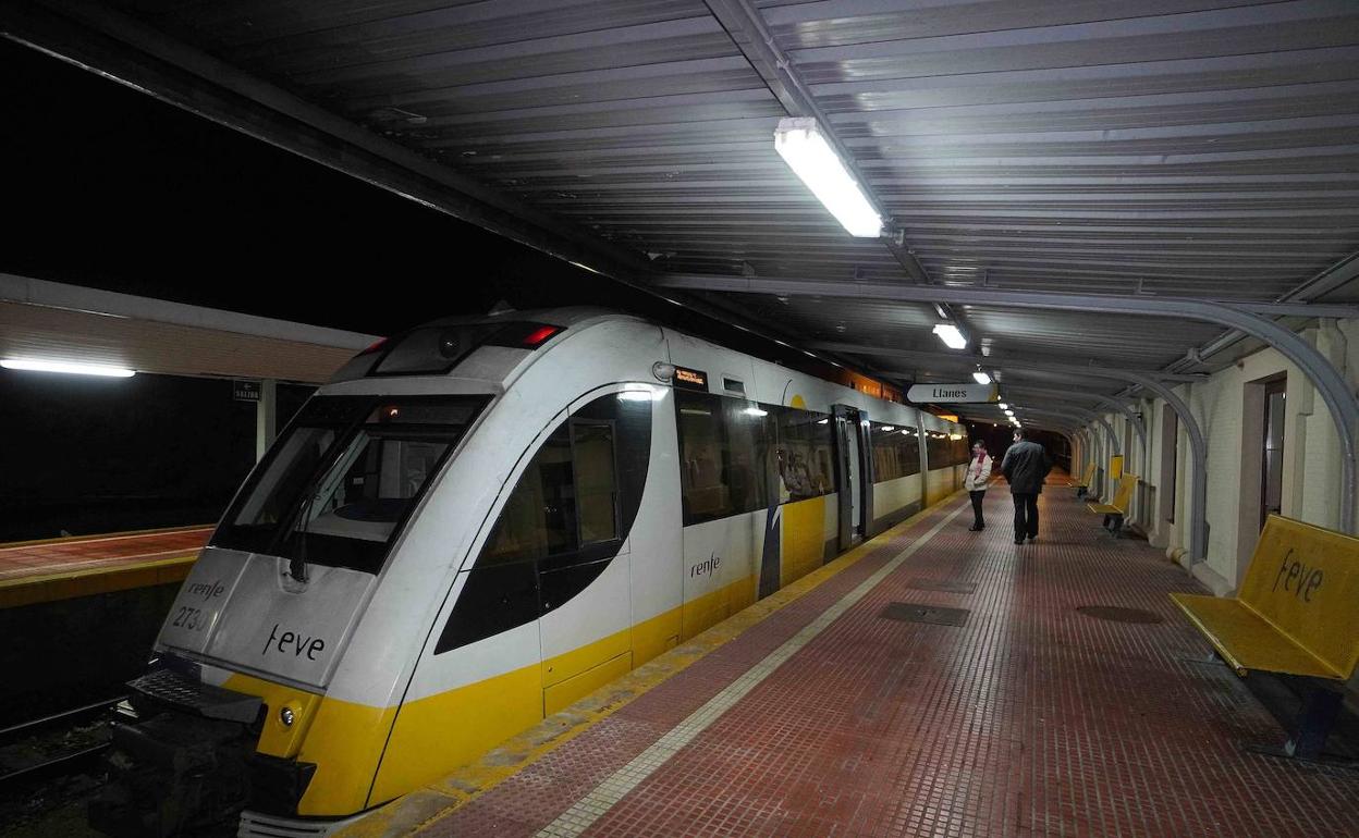 Un tren de Renfe entre Asturias y Santander.