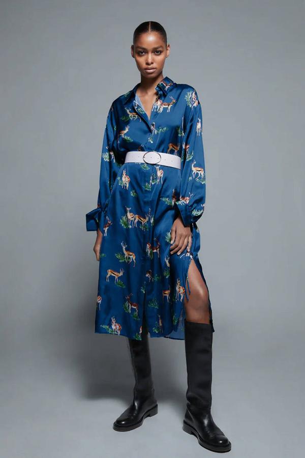 Vestido fluido con diseño satinado, con cuello solapa y estampado de Zara, 19,99 euros.