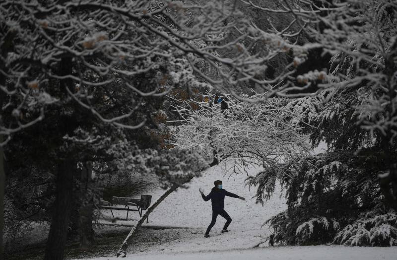 El temporal está dejando impresionantes nevadas en todo el país, desde Asturias a Murcia, pasando por Madrid o Valencia. 