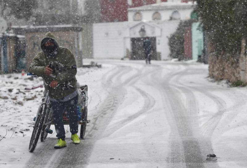 El temporal está dejando impresionantes nevadas en todo el país, desde Asturias a Murcia, pasando por Madrid o Valencia. 