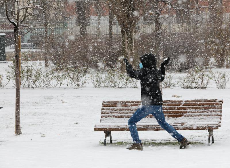 El temporal está dejando impresionantes nevadas en todo el país, desde Asturias a Murcia, pasando por Madrid o Valencia. 