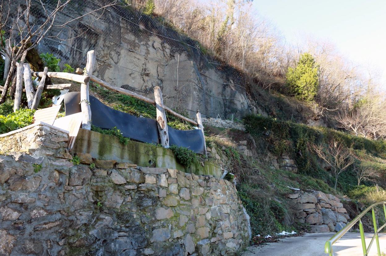 Zona del argayo en Puenxo, donde falleció un vecino hace un año, ya asegurada por el Ayuntamiento. 