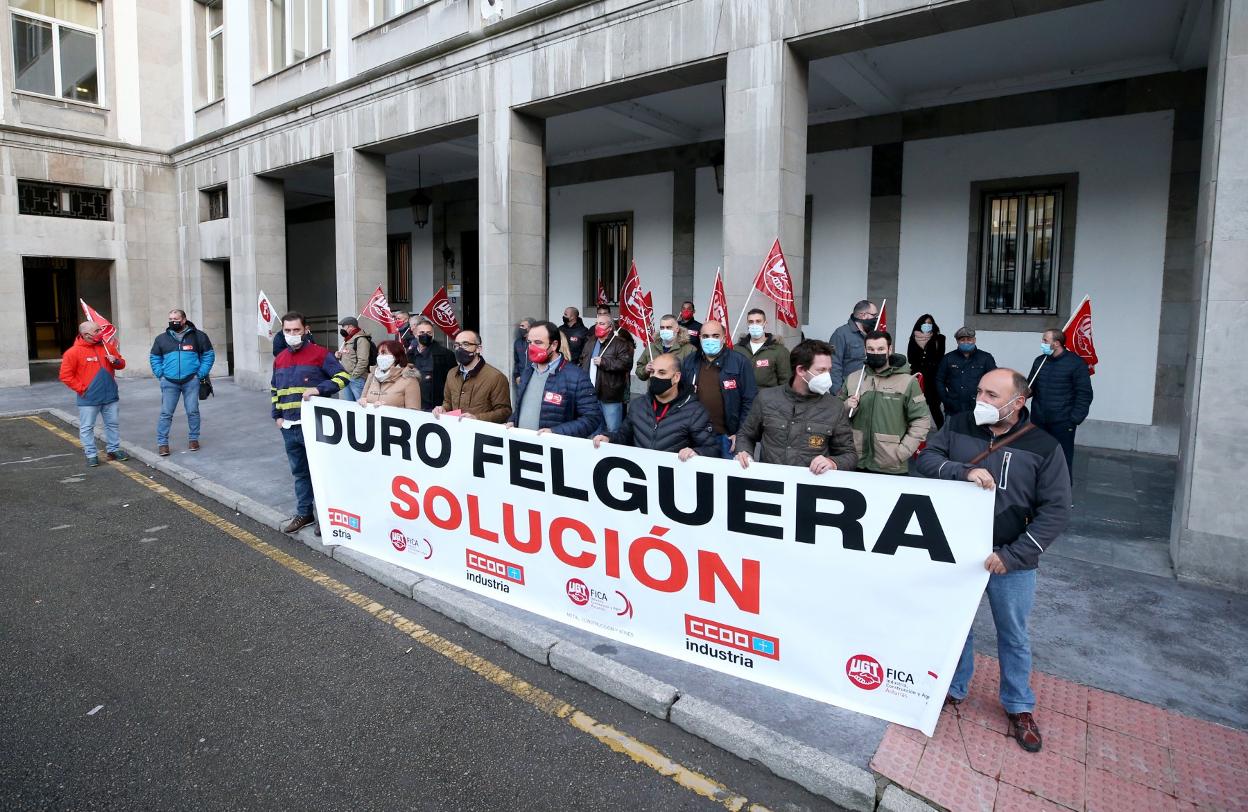 Representantes sindicales de Duro, ante la Delegación del Gobierno. 