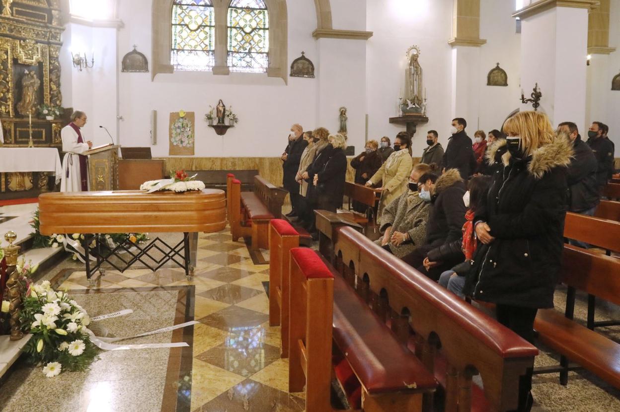 Funeral por Paulino Melón en la iglesia de Jove. 