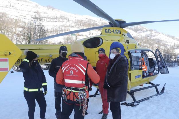 El presidente del Principado, Adrián Barbón, se ha acercado esta mañana hasta el puesto de mando avanzado instalado en Felechosa para seguir de primera mano el operativo de rescate.