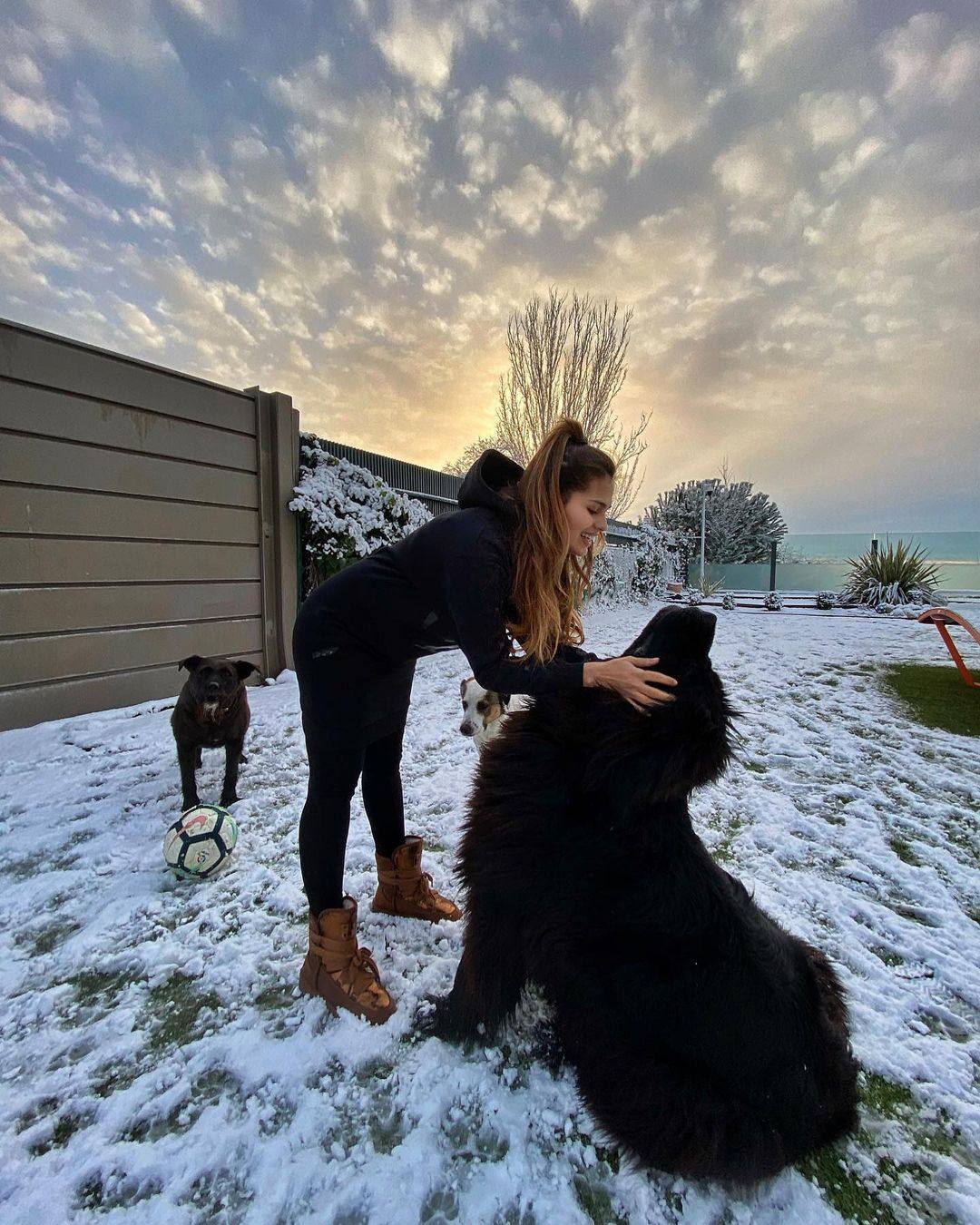 Invierno Mujer Nieve Que Fuera Divertido. Lindo Feliz Sonriente