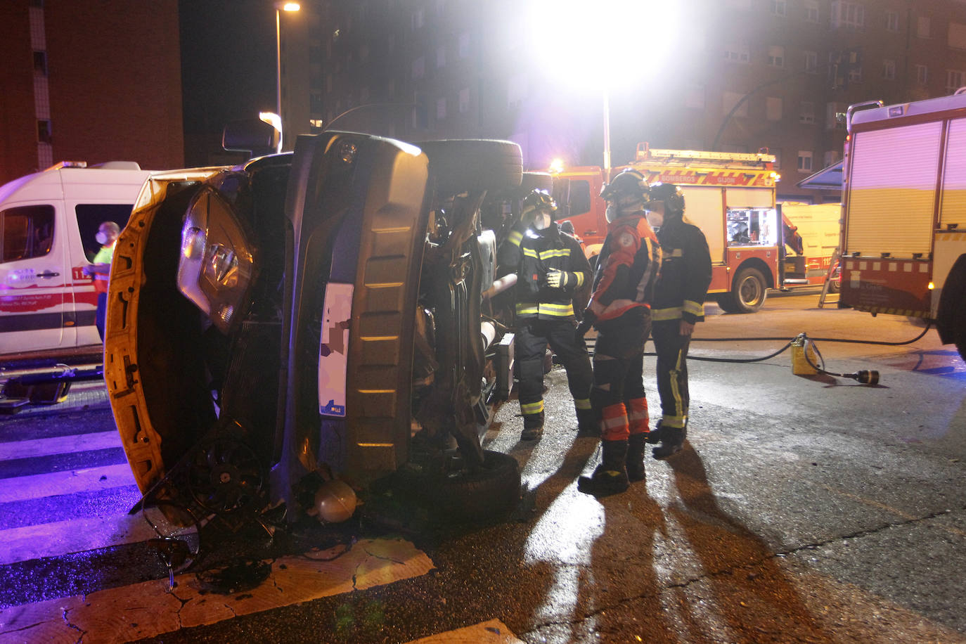 Quedó atrapado bajo la ambulancia y tras ser excarcelado fue atendido por los servicios médicos en el lugar durante más de una hora