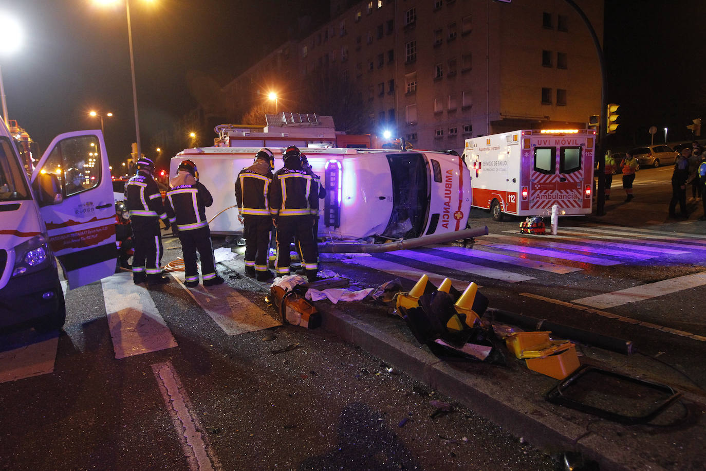Quedó atrapado bajo la ambulancia y tras ser excarcelado fue atendido por los servicios médicos en el lugar durante más de una hora