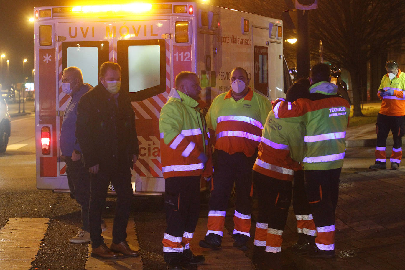Quedó atrapado bajo la ambulancia y tras ser excarcelado fue atendido por los servicios médicos en el lugar durante más de una hora