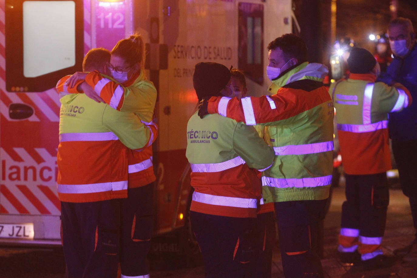 Quedó atrapado bajo la ambulancia y tras ser excarcelado fue atendido por los servicios médicos en el lugar durante más de una hora