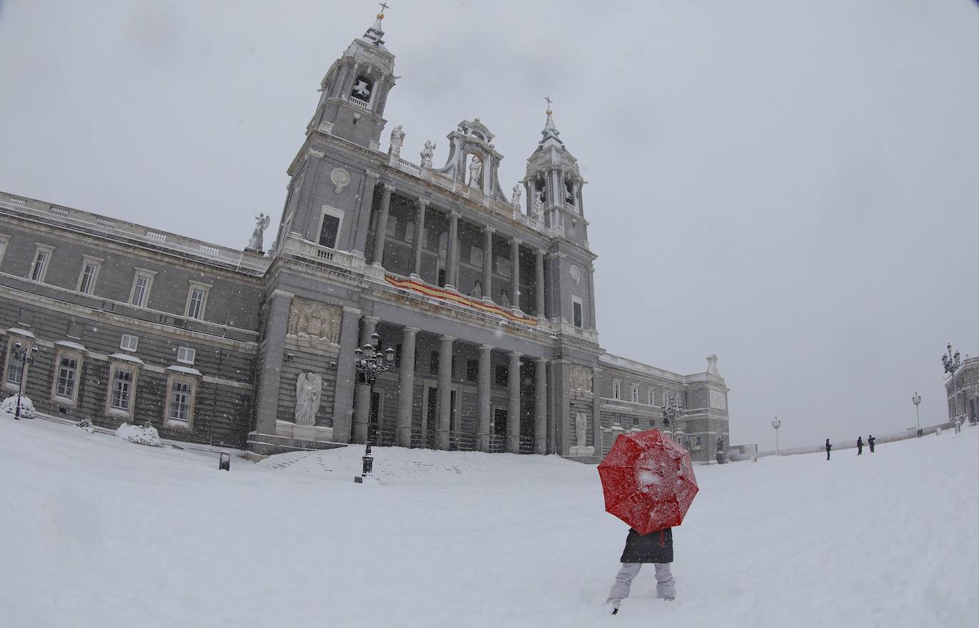 El temporal está dejando impresionantes nevadas en todo el país, desde Asturias a Murcia, pasando por Madrid o Valencia. 