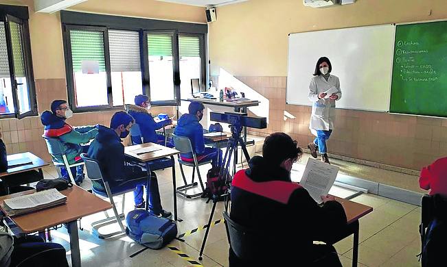 Ventanas abiertas para ventilar en cuarto de ESO en el Codema, en Gijón. 