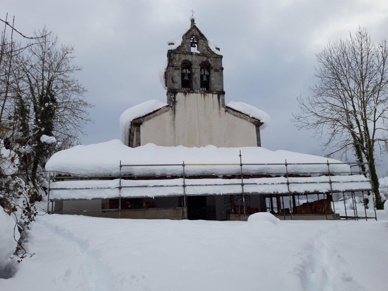 La iglesia de Caleao, con los andamios para retomar los trabajos en cuanto el tiempo lo permita. 