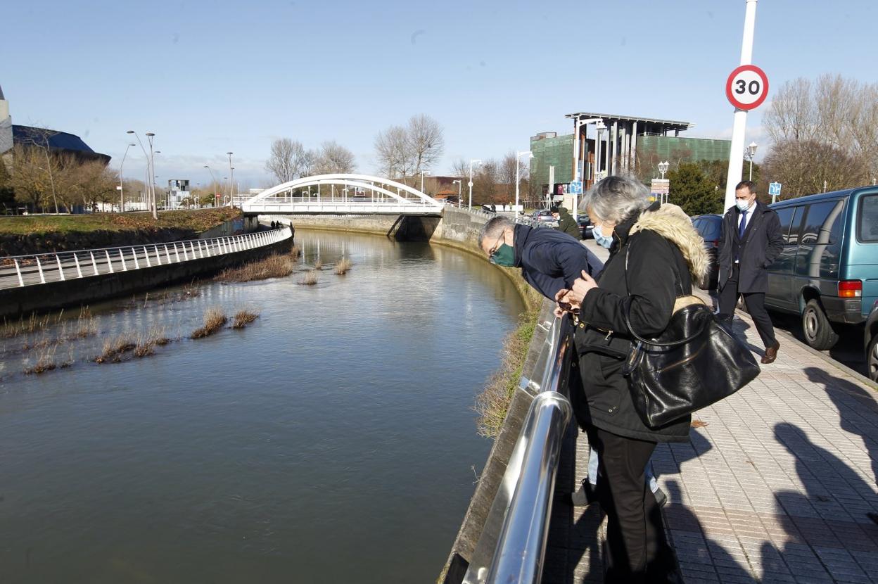 El secretario de Estado, Hugo Morán, revisó el estado del Piles junto a la alcaldesa. 