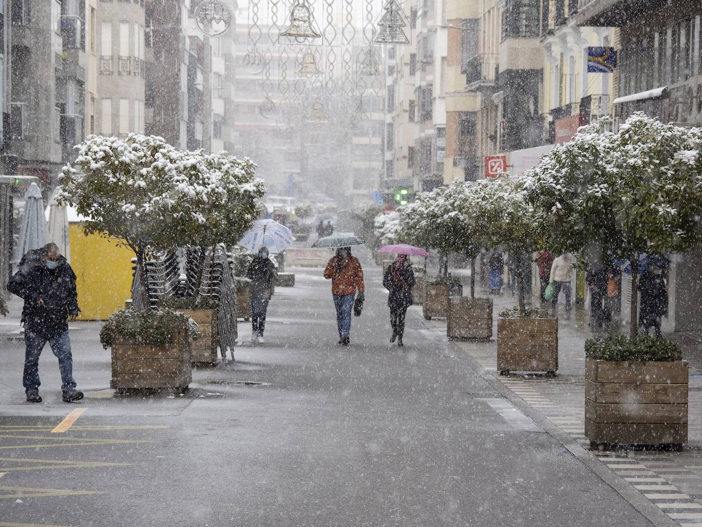 El temporal está dejando impresionantes nevadas en todo el país, desde Asturias a Murcia, pasando por Madrid o Valencia. 