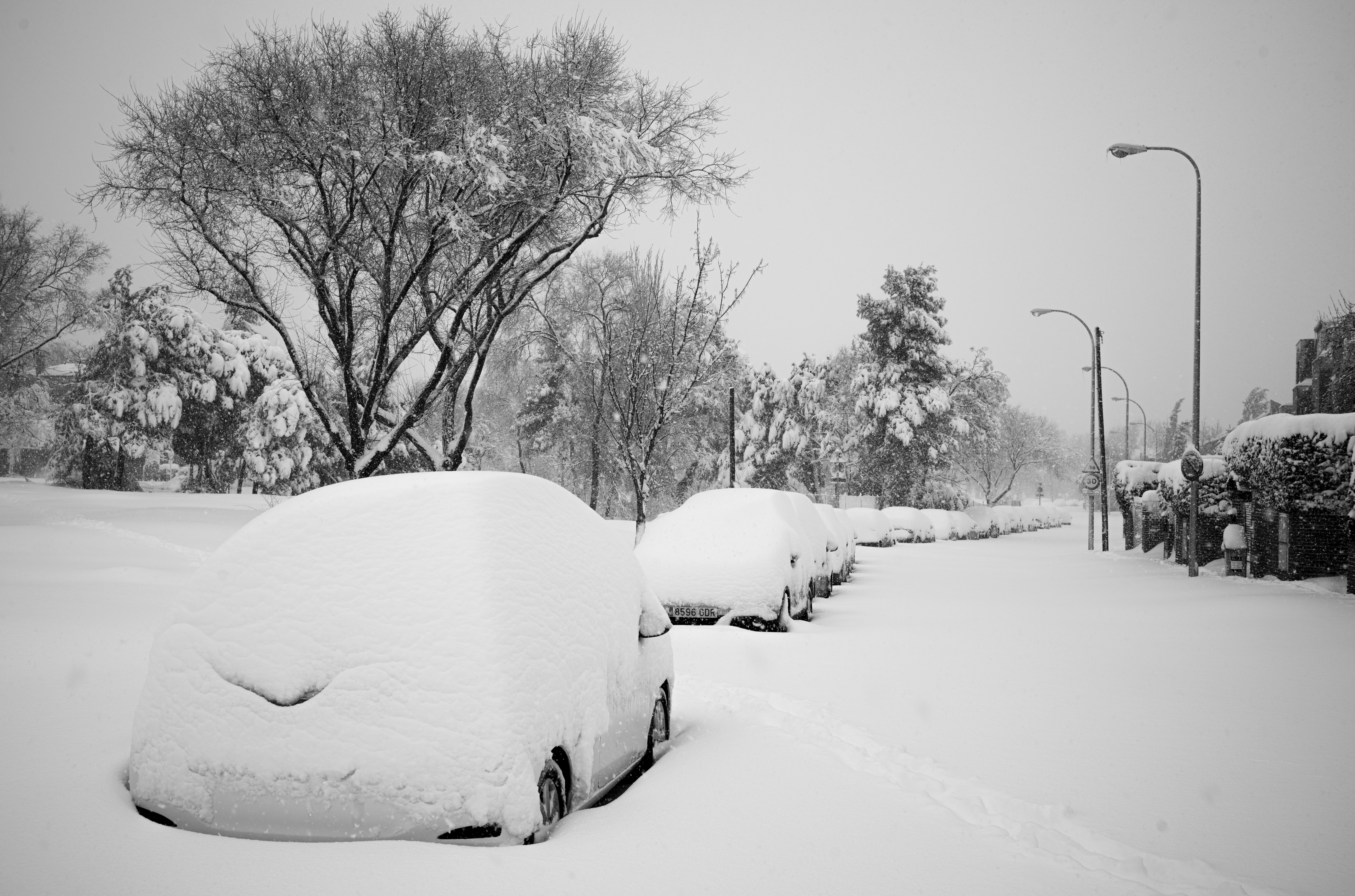 Coches sepultados por la nevada en Aravaca. La imagen se repitió en toda la Comunidad de Madrid después de que la nieve cayera de forma ininterrumpida durante casi veinte horas.