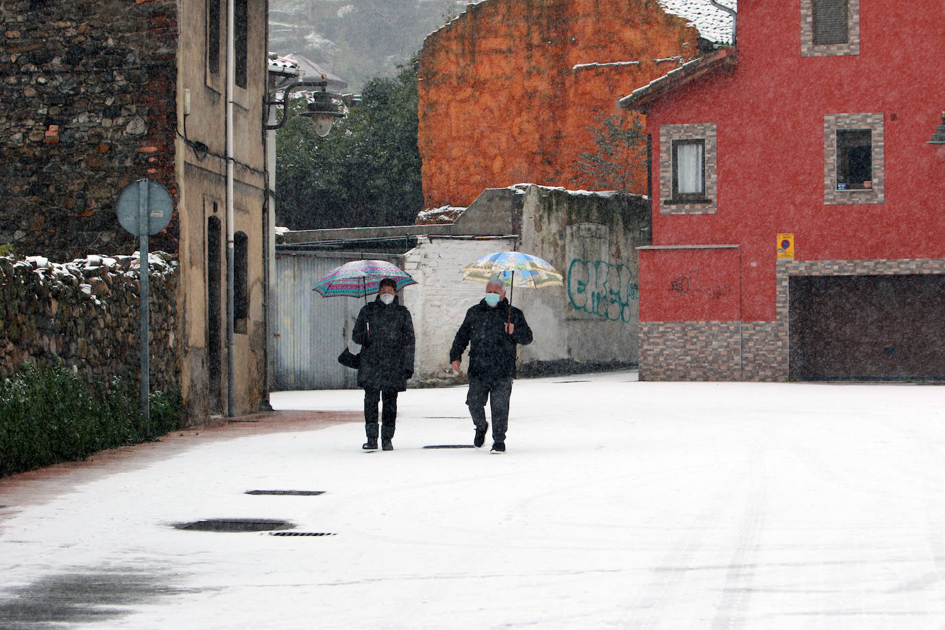 La borrasca deja nevadas y mucho frío en la región, que permanecerá en alerta todo el fin de semana.