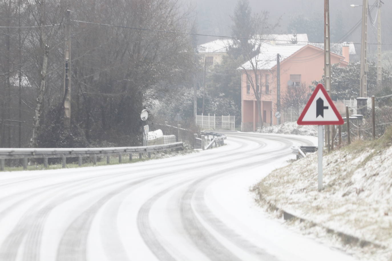 La borrasca deja nevadas y mucho frío en la región, que permanecerá en alerta todo el fin de semana.