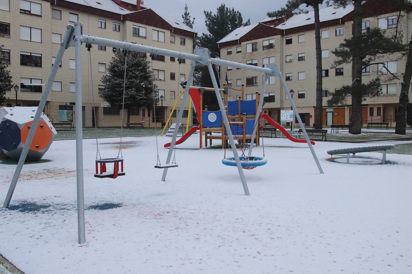 La borrasca deja nevadas y mucho frío en la región, que permanecerá en alerta todo el fin de semana.