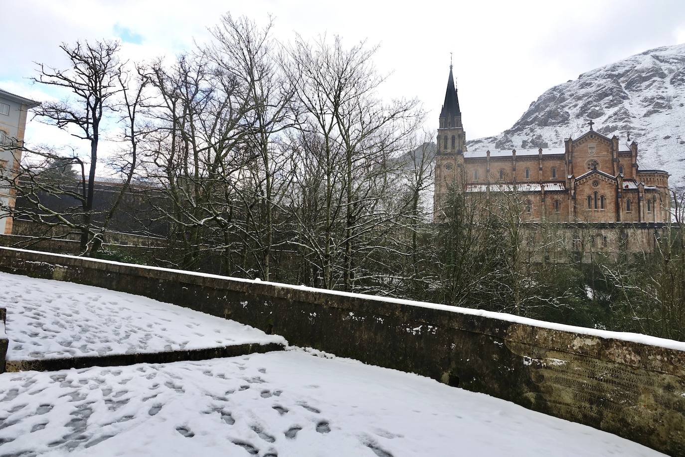 Las nevadas de los últimos días han llegado también hasta Covadonga que se ha cubierto de un manto blanco.