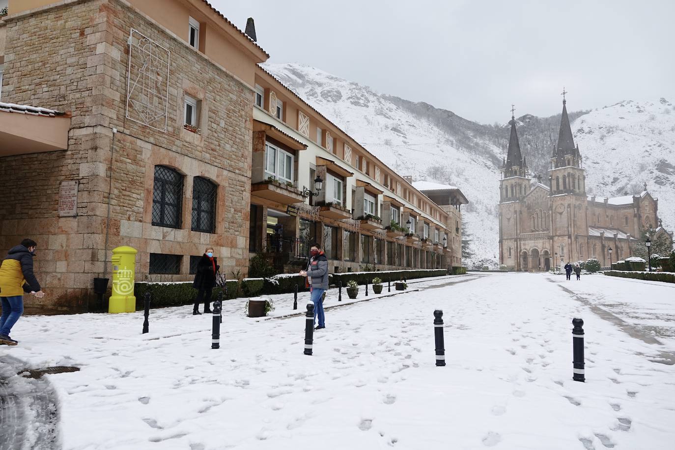 Las nevadas de los últimos días han llegado también hasta Covadonga que se ha cubierto de un manto blanco.