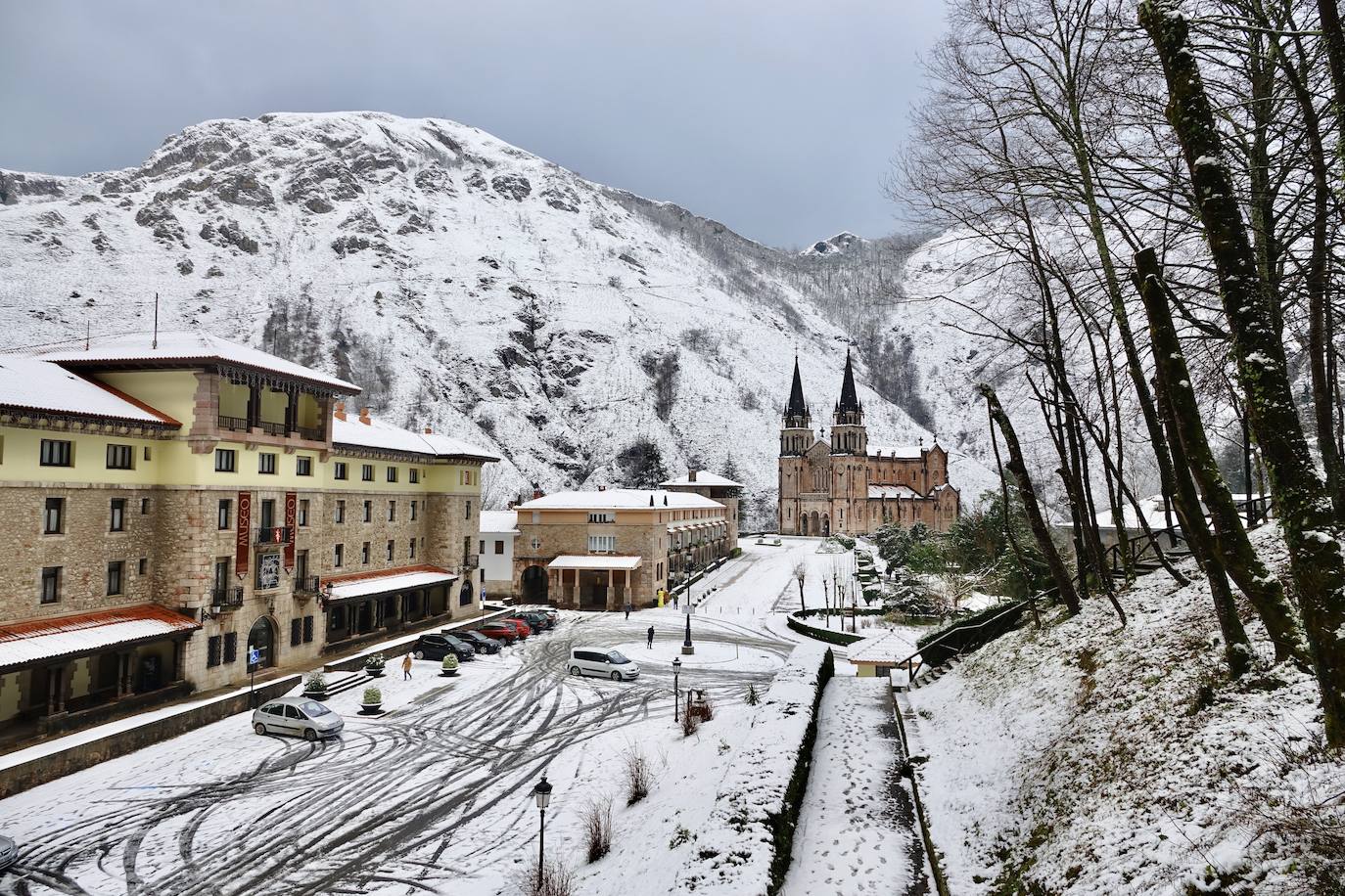 Las nevadas de los últimos días han llegado también hasta Covadonga que se ha cubierto de un manto blanco.