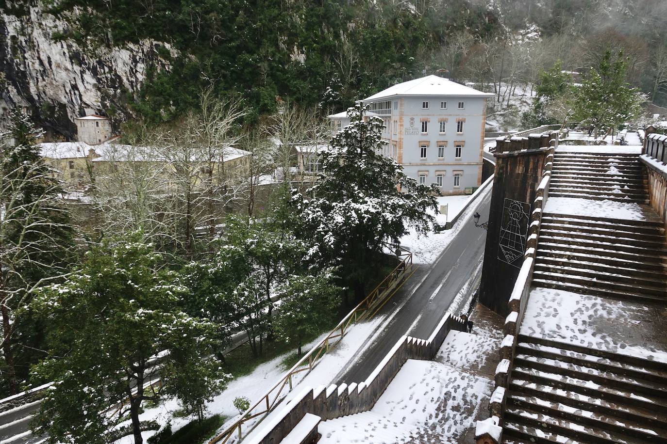 Las nevadas de los últimos días han llegado también hasta Covadonga que se ha cubierto de un manto blanco.