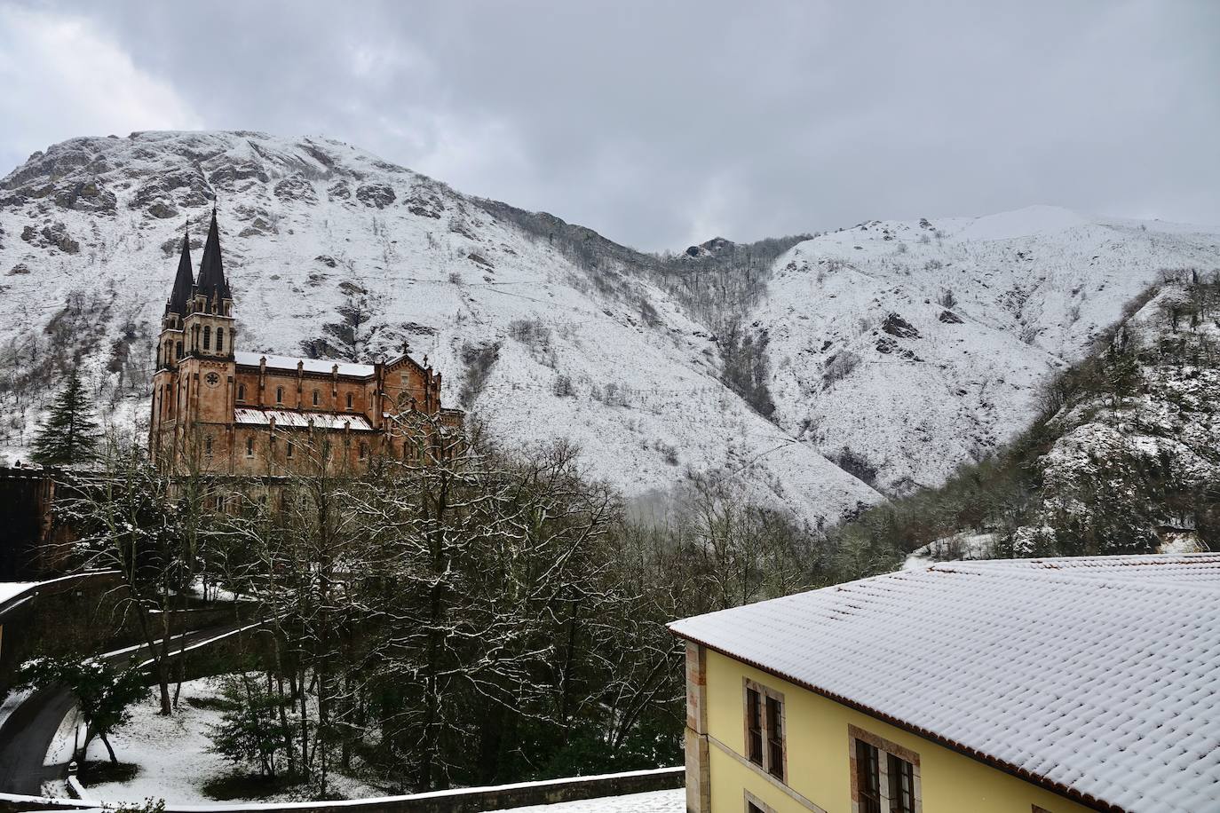 Las nevadas de los últimos días han llegado también hasta Covadonga que se ha cubierto de un manto blanco.