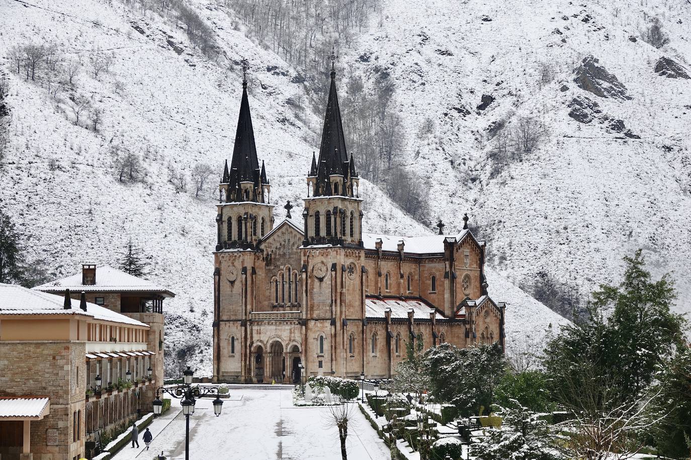 Las nevadas de los últimos días han llegado también hasta Covadonga que se ha cubierto de un manto blanco.