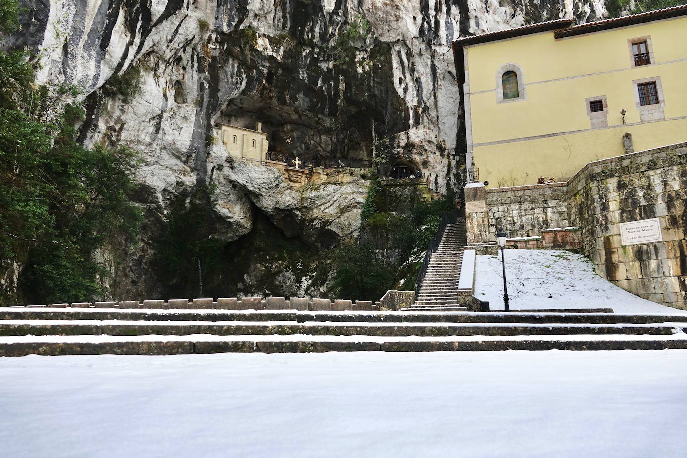 Las nevadas de los últimos días han llegado también hasta Covadonga que se ha cubierto de un manto blanco.