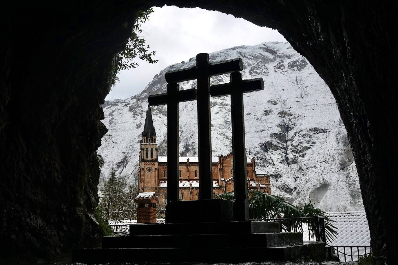 Las nevadas de los últimos días han llegado también hasta Covadonga que se ha cubierto de un manto blanco.