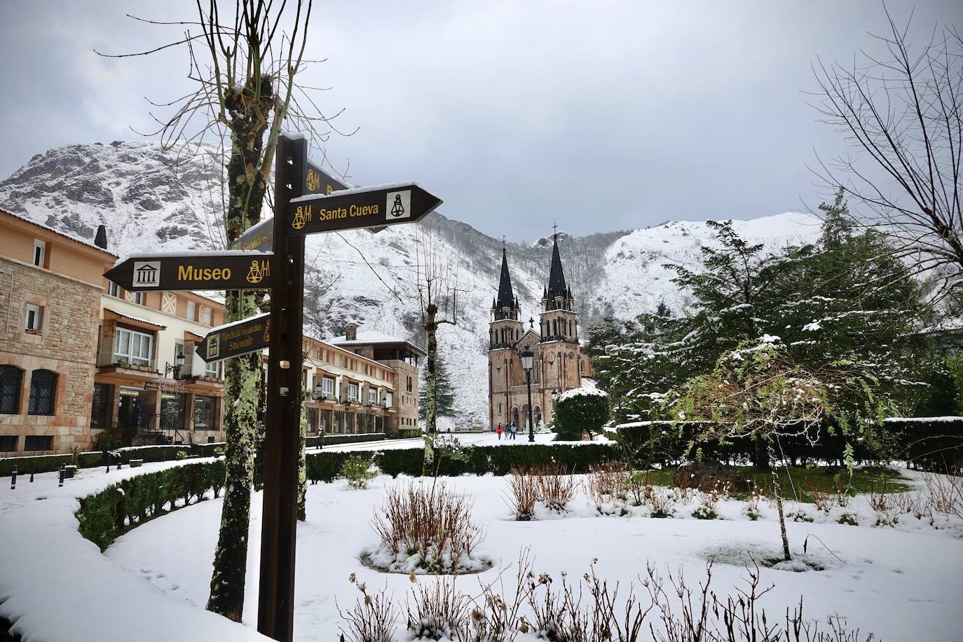 Las nevadas de los últimos días han llegado también hasta Covadonga que se ha cubierto de un manto blanco.