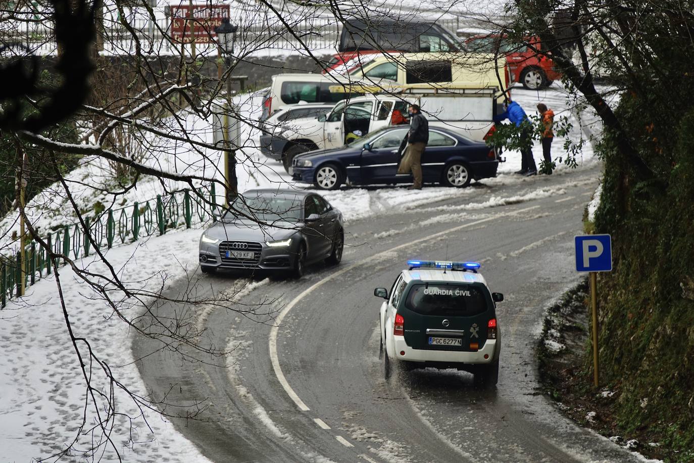 Las nevadas de los últimos días han llegado también hasta Covadonga que se ha cubierto de un manto blanco.