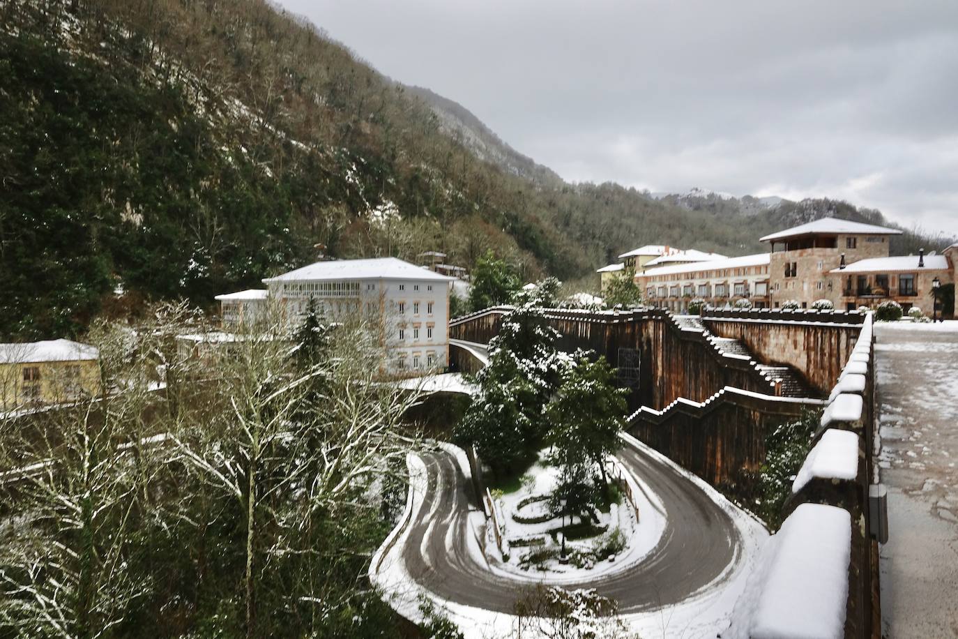 Las nevadas de los últimos días han llegado también hasta Covadonga que se ha cubierto de un manto blanco.