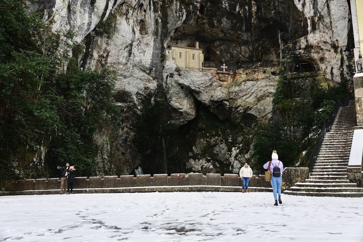 Las nevadas de los últimos días han llegado también hasta Covadonga que se ha cubierto de un manto blanco.