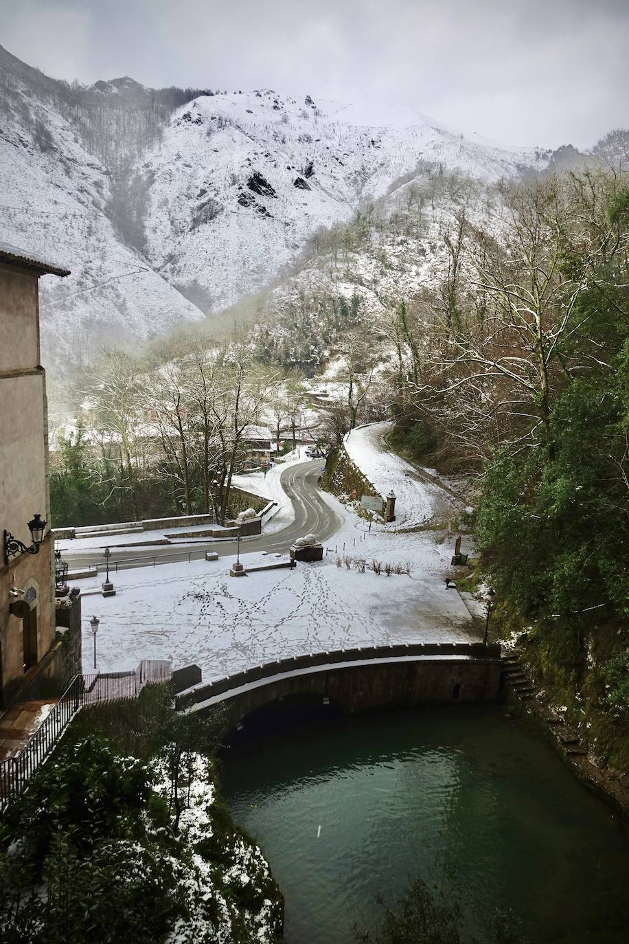 Las nevadas de los últimos días han llegado también hasta Covadonga que se ha cubierto de un manto blanco.