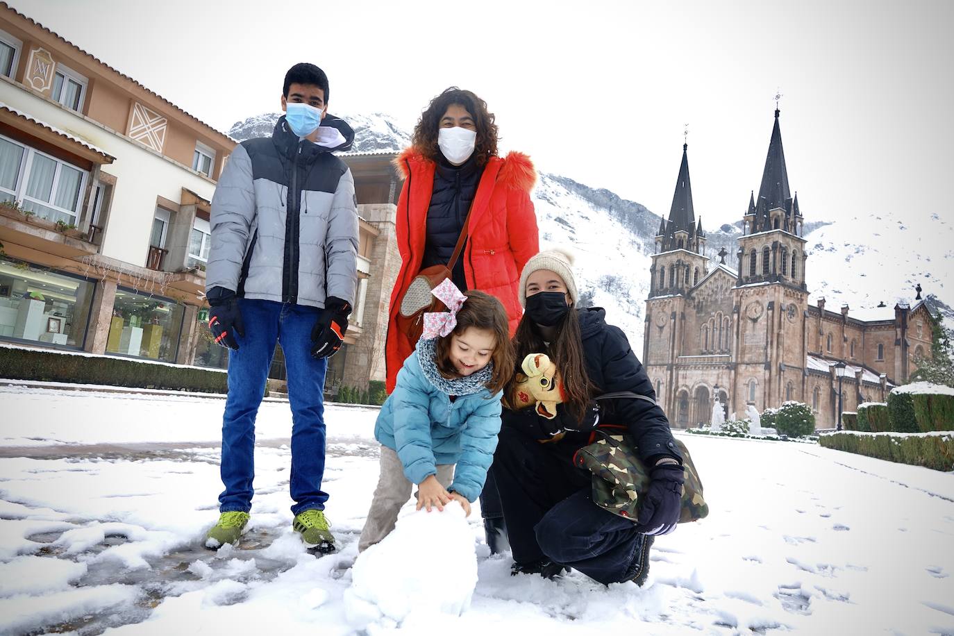 Las nevadas de los últimos días han llegado también hasta Covadonga que se ha cubierto de un manto blanco.