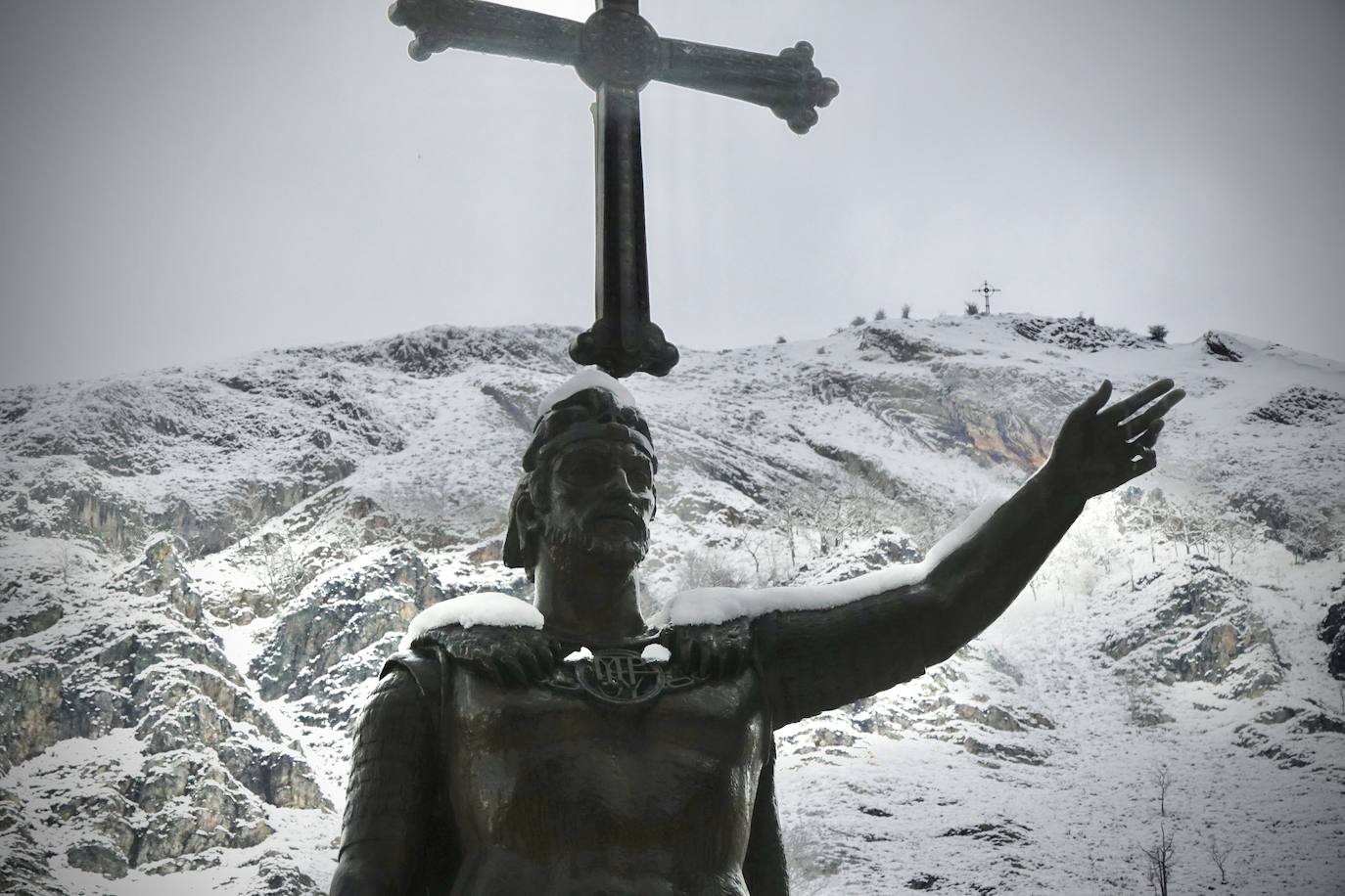 Las nevadas de los últimos días han llegado también hasta Covadonga que se ha cubierto de un manto blanco.