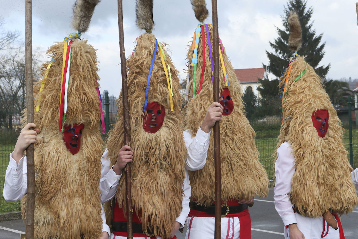 El Domingo de Sidros y Comedies ha vencido al coronavirus. El virus no logró frenar la tradicional representación sierenese, enmarcada dentro de 'les mazcaraes d'iviernu', y que volvió a azotar con su feroz crítica satírica a la actualidad política y sanitaria. Por primera vez en muchos años, las representaciones de los integrantes de la asociación El Cencerru, se celebraron sin público y debido a las condiciones climatológicas se trasladaron al Polideportivo Municipal de Valdesoto. 