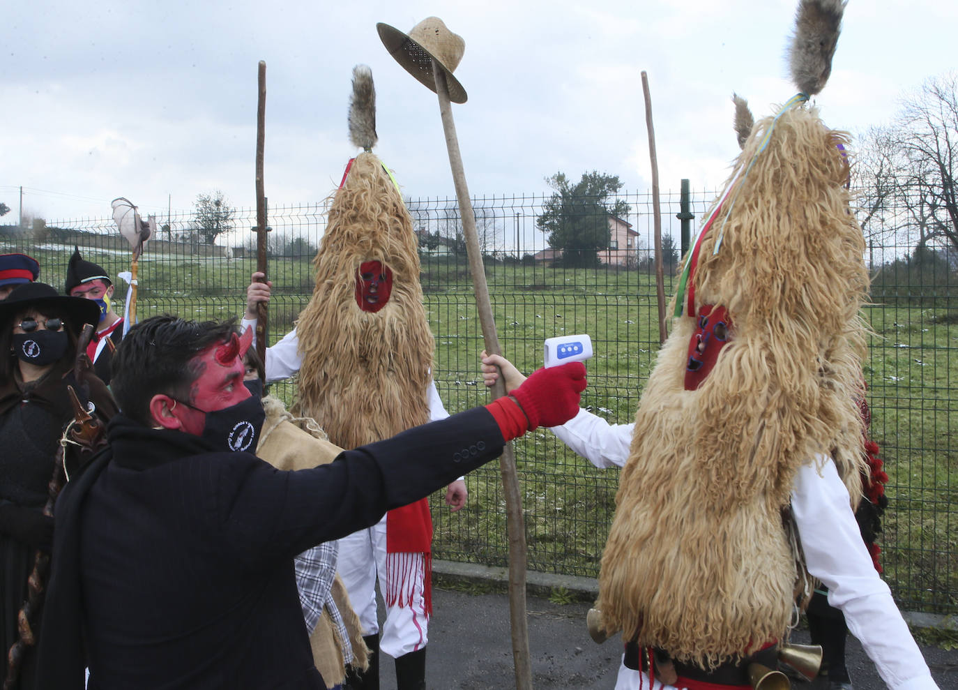 El Domingo de Sidros y Comedies ha vencido al coronavirus. El virus no logró frenar la tradicional representación sierenese, enmarcada dentro de 'les mazcaraes d'iviernu', y que volvió a azotar con su feroz crítica satírica a la actualidad política y sanitaria. Por primera vez en muchos años, las representaciones de los integrantes de la asociación El Cencerru, se celebraron sin público y debido a las condiciones climatológicas se trasladaron al Polideportivo Municipal de Valdesoto. 