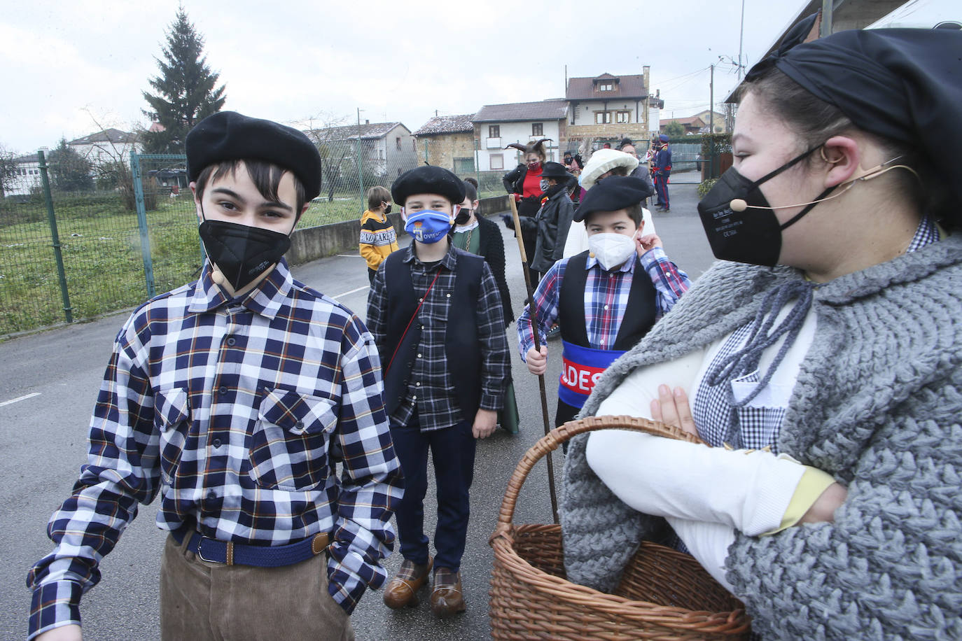 El Domingo de Sidros y Comedies ha vencido al coronavirus. El virus no logró frenar la tradicional representación sierenese, enmarcada dentro de 'les mazcaraes d'iviernu', y que volvió a azotar con su feroz crítica satírica a la actualidad política y sanitaria. Por primera vez en muchos años, las representaciones de los integrantes de la asociación El Cencerru, se celebraron sin público y debido a las condiciones climatológicas se trasladaron al Polideportivo Municipal de Valdesoto. 