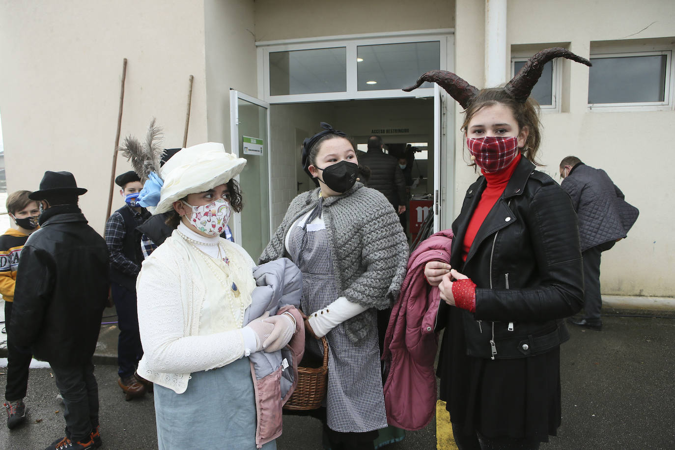 El Domingo de Sidros y Comedies ha vencido al coronavirus. El virus no logró frenar la tradicional representación sierenese, enmarcada dentro de 'les mazcaraes d'iviernu', y que volvió a azotar con su feroz crítica satírica a la actualidad política y sanitaria. Por primera vez en muchos años, las representaciones de los integrantes de la asociación El Cencerru, se celebraron sin público y debido a las condiciones climatológicas se trasladaron al Polideportivo Municipal de Valdesoto. 