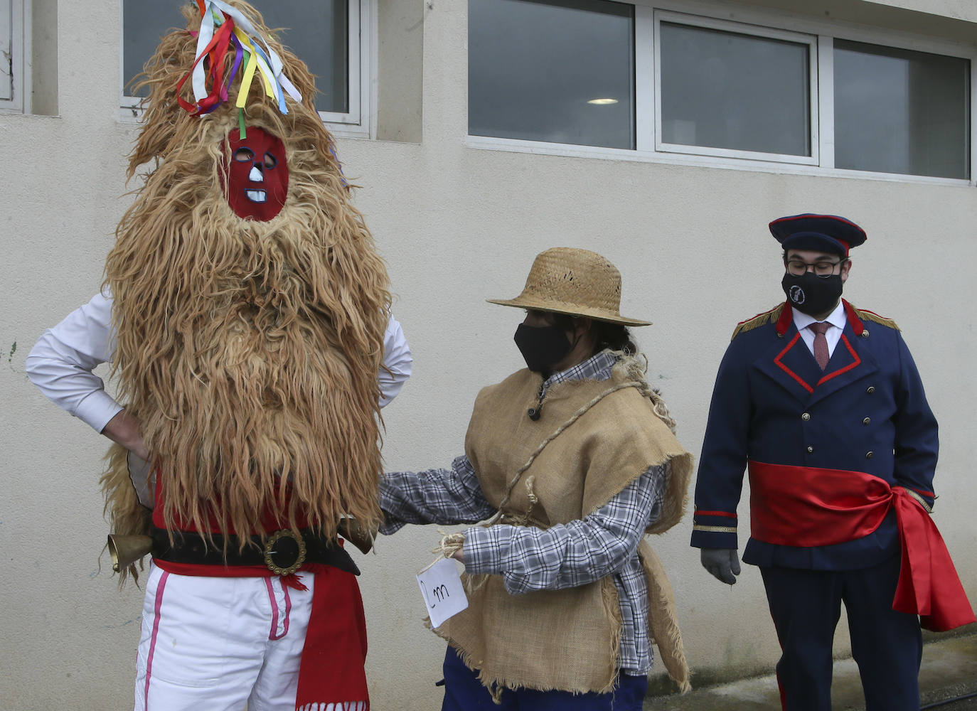 El Domingo de Sidros y Comedies ha vencido al coronavirus. El virus no logró frenar la tradicional representación sierenese, enmarcada dentro de 'les mazcaraes d'iviernu', y que volvió a azotar con su feroz crítica satírica a la actualidad política y sanitaria. Por primera vez en muchos años, las representaciones de los integrantes de la asociación El Cencerru, se celebraron sin público y debido a las condiciones climatológicas se trasladaron al Polideportivo Municipal de Valdesoto. 