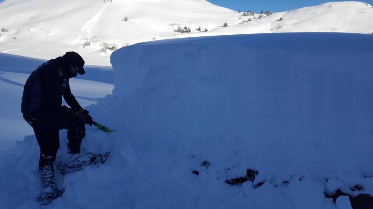 El pongueto Rubén Calleja retirando la capa de nieve acumulada sobre una de sus cabañas, en Aranga. 